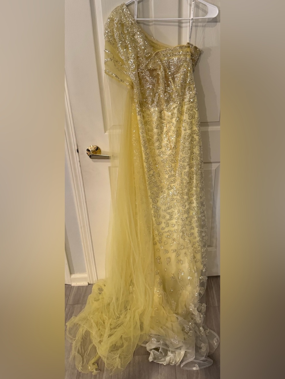 Elegant One-Shoulder Yellow Evening Gown with Sequin Embellishment - Picture 2 of 2